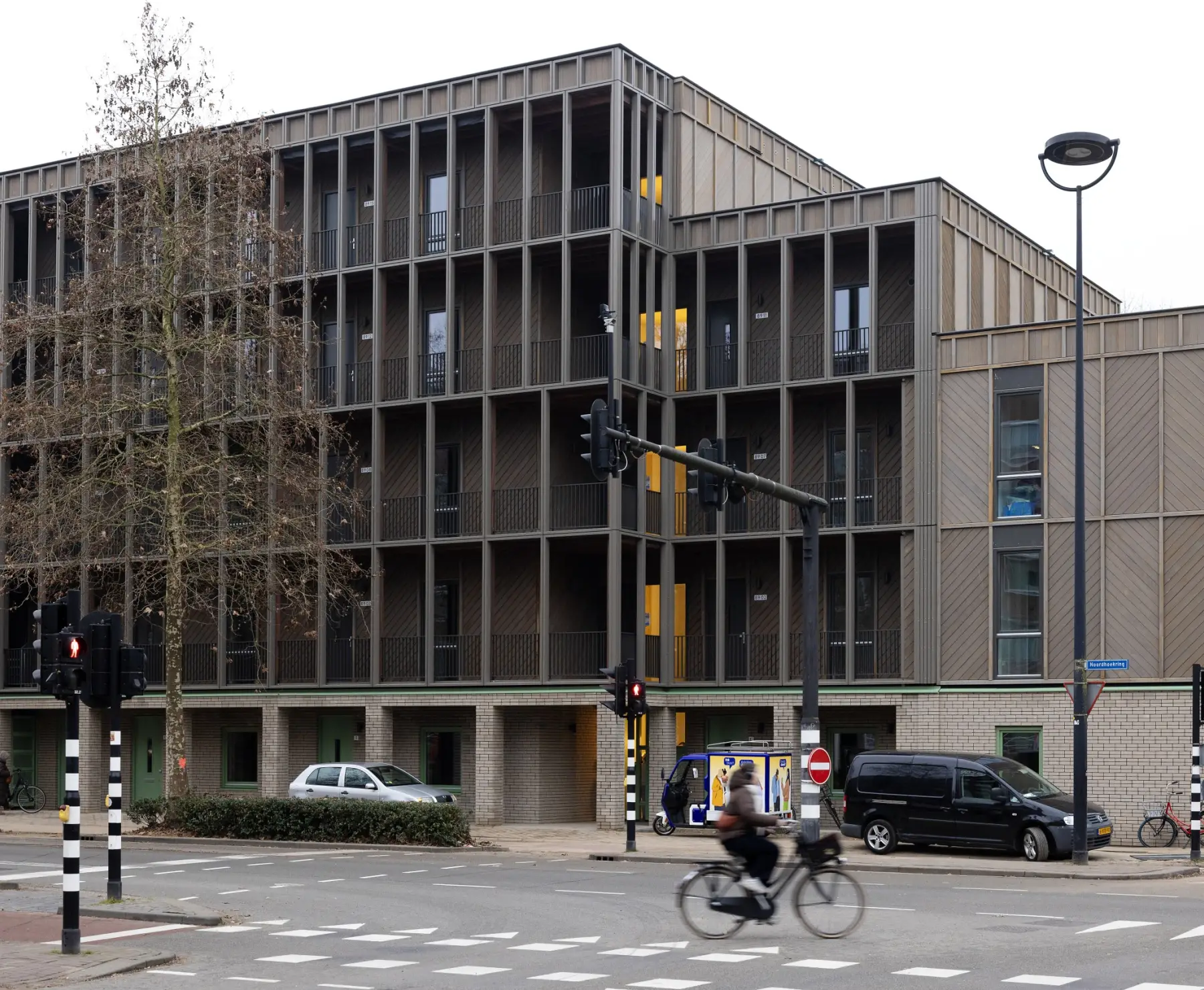 Illustratie Nieuwe bewoners betrekken eerste volledig houten appartementengebouw van Tilburg